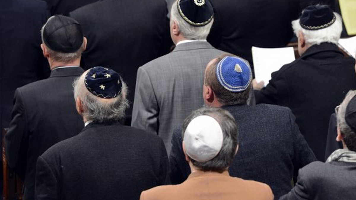 Przedstawiciele społeczności żydowskiej zapowiadają interwencję w Komisji Europejskiej w sprawie uboju rytualnego. Chcą zmian w unijnych przepisach, które wzmocnią ich prawa. Europejscy rabini mówili o tym na nadzwyczajnym spotkaniu w belgijskiej stolicy. Po raz kolejny mocno skrytykowano Polskę.
