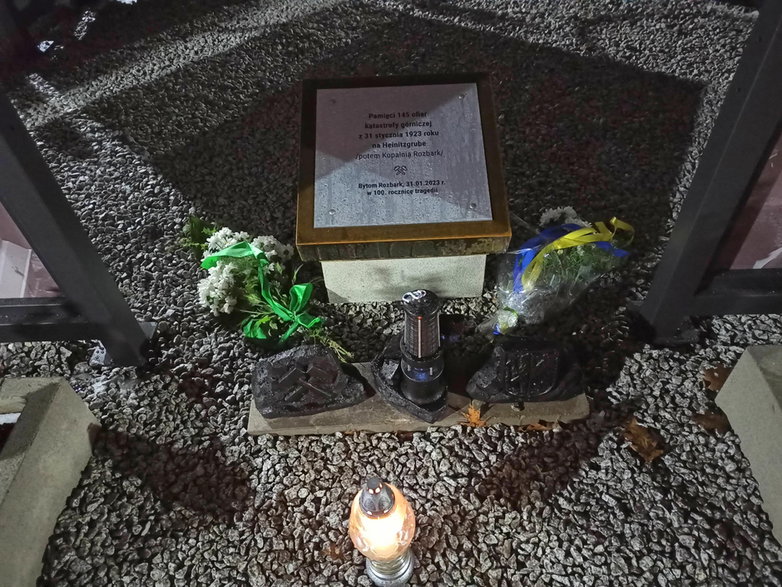 Pomnik pamięci 145 osób, które zginęły w katastrofie górniczej. Znajduje się przed KWK Rozbark (fot. M. Mikrut-Majeranek).