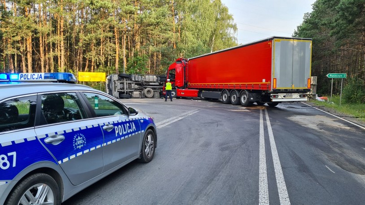 Kolizja ciężarówek w Łódzkiem na drodze nr 484. Ranny kierowca 