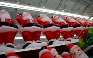 W USA Święty Mikołaj zachęca do zakupów już latem