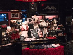 Niemożliwe stało się faktem: pandemia zatrzęsła bieliźnianym gigantem. Sklepy znikają!