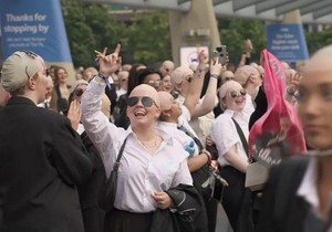 Obožavaoci u odelima i kapama koje imitiraju ćelavu glavu okupili su se ispred O2 arene uoči Pitbulovog nastupa 9. juna | Foto: BBC