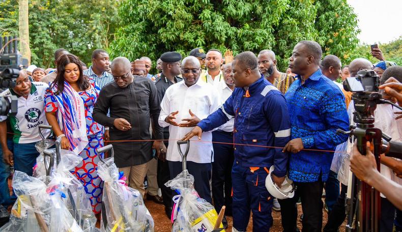 Dr Mahamudu Bawumia with YEA officials