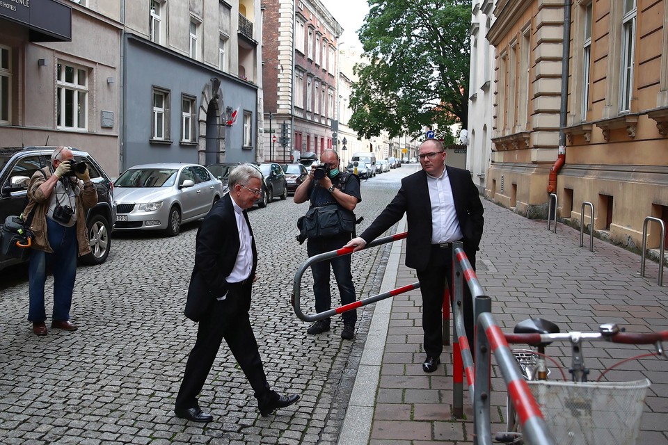 Wybory prezydenckie. Kraków: abp Marek Jędraszewski udaje się do lokalu wyborczego