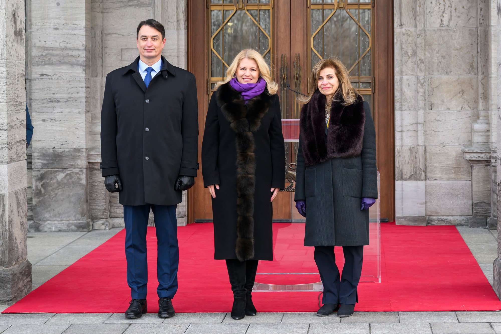 Bývalá prezidentka SR Zuzana Čaputová a jej partner Juraj Rizman na stretnutí so zástupkyňou generálnej guvernérky Kanady, sudkyňou Najvyššieho súdu Kanady Andromache Karakatsanisovou.