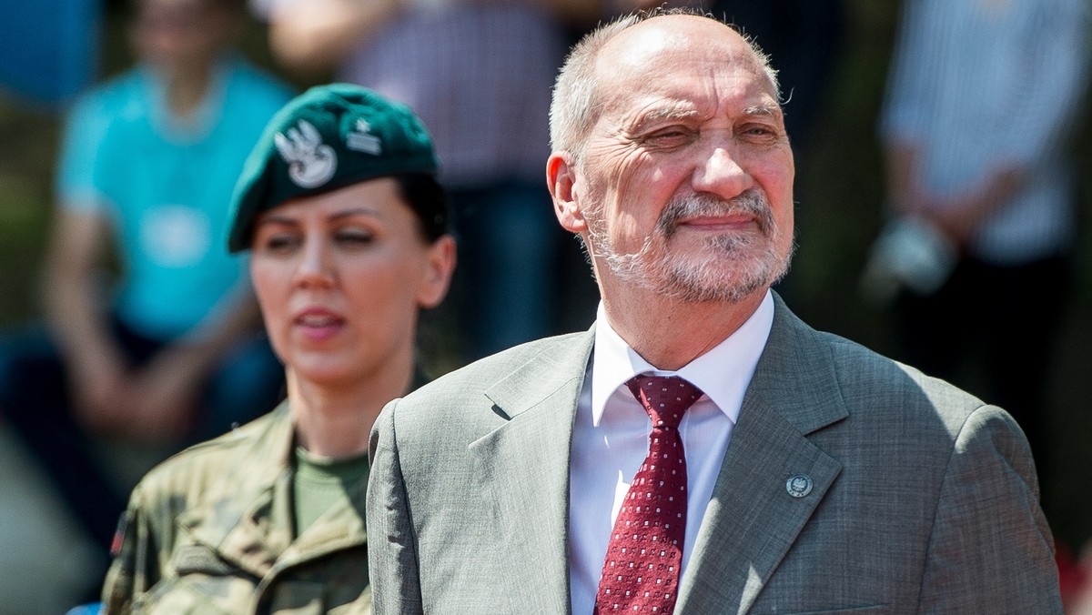 Szef MON Antoni Macierewicz podpisał decyzję o organizacji Międzynarodowych Pokazów Lotniczych Air Show w Radomiu. W tym roku wstęp na dwudniowe pokazy będzie wolny. Część kosztów organizacji imprezy będzie musiało pokryć miasto Radom.