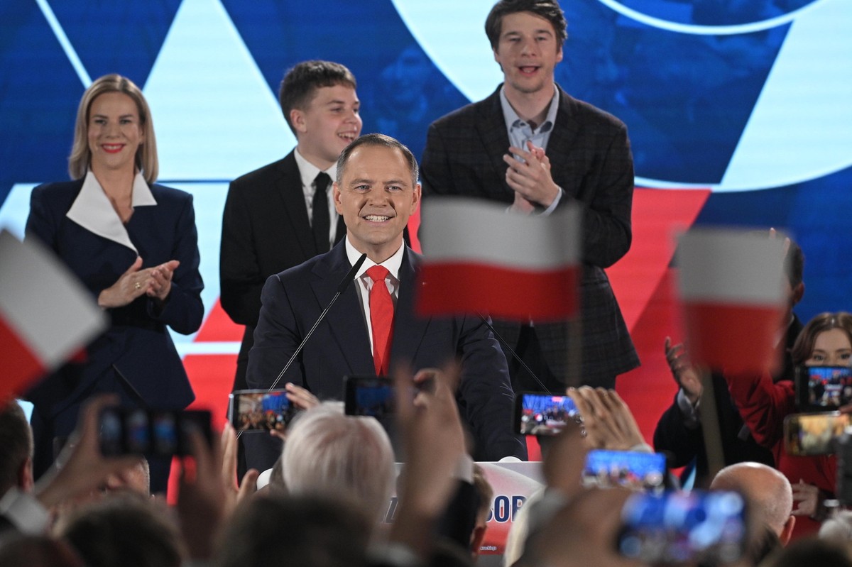 Według sondażu late poll Karol Nawrocki z wynikiem 51 proc. głosów wygrywa wybory prezydenckie.