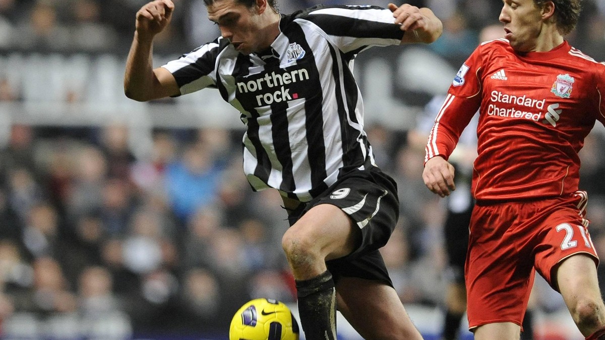 Jose Mourinho, trener Realu Madryt, stara się sprowadzić na Estadio Santiago Bernabeu napastnika Newcastle United Andy'ego Carrolla. Piłkarz strzelił dziesięć bramek w 17 spotkaniach tego sezonu Premier League i stał się "gorącym nazwiskiem" na rynku transferowym.