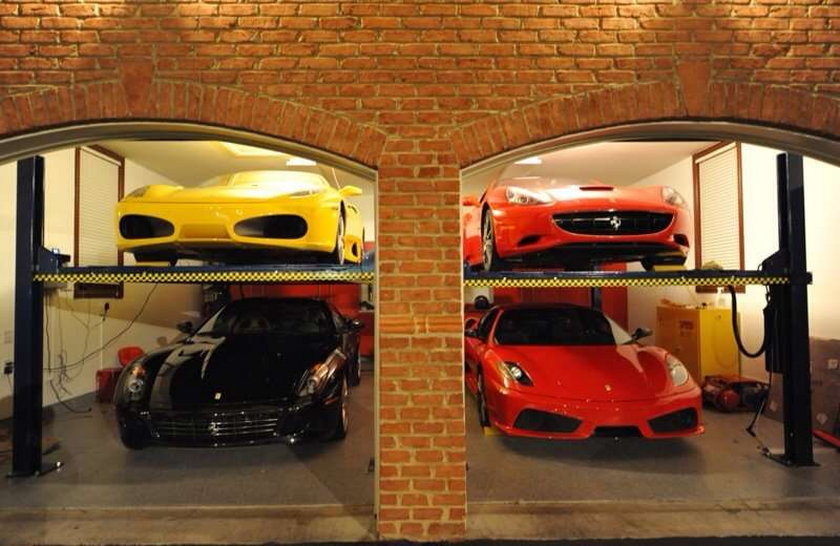 Super samochody parkują w super garażach