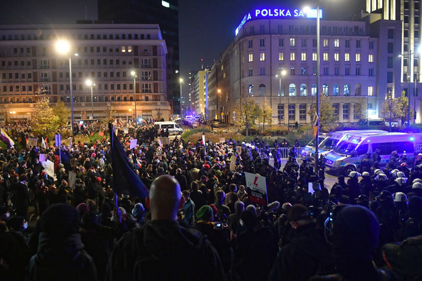 Strajk Kobiet przed siedzibą TVP