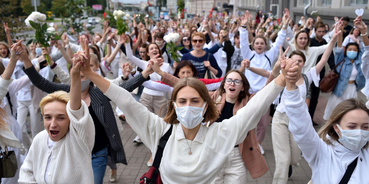 Czy kobiety obalą Łukaszenkę? Ubrane na biało Białorusinki chcą powstrzymać przemoc na ulicach