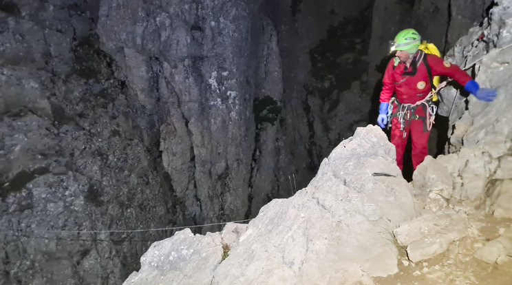 Az olasz nemzeti hegyimentő szolgálat (CNSAS) tagjai ereszkednek a Törökország déli részén fekvő Taurus-hegységben található Morca-barlangban / Fotó: MTI / AP / CNSAS