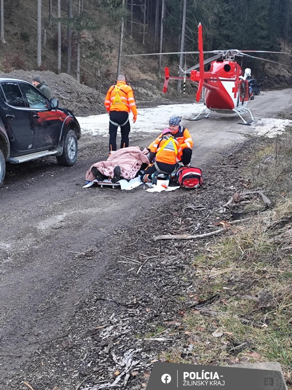 Muža ratovali leteckí záchranári.
