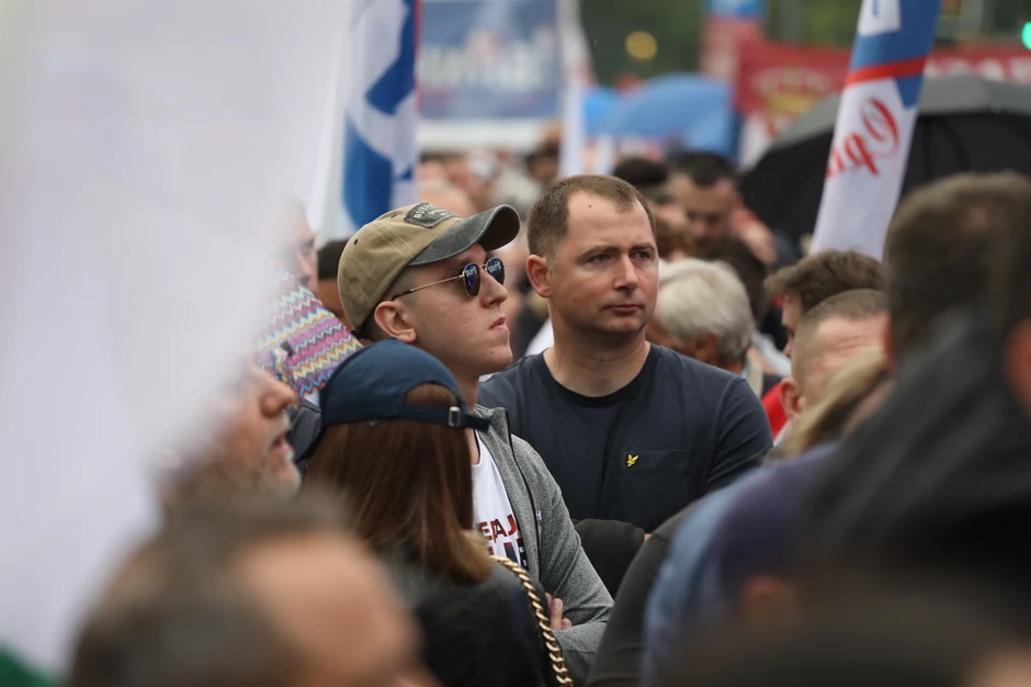 Danilo Vučić danas na skupu SNS (sa kačketom i naočarima za sunce)