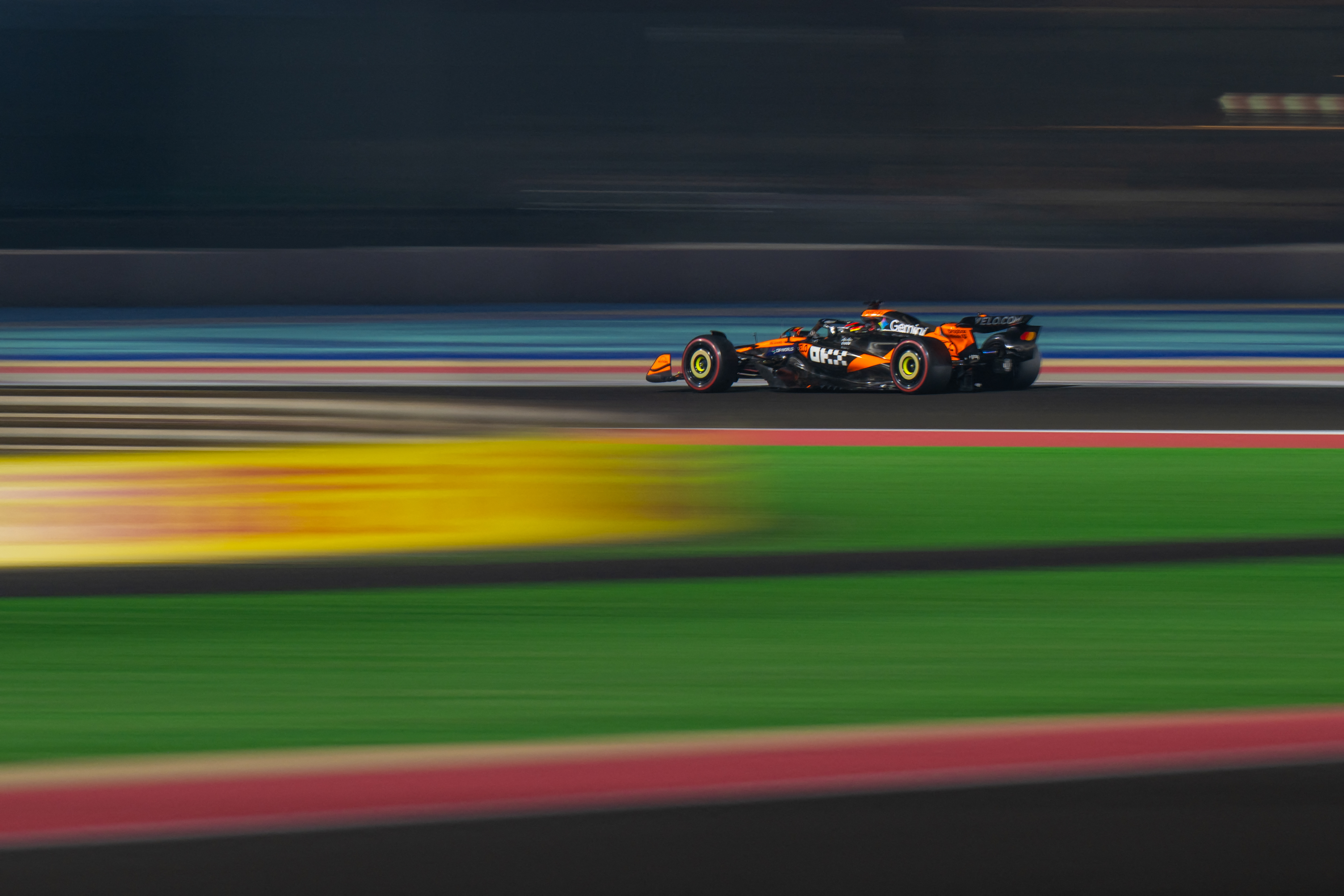 Piastri pakt pole in Qatar voor Norris, Verstappen start derde