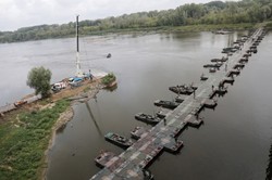 Most pontonowy przez Wisłę gotowy. Budowało go 172 żołnierzy [ZDJĘCIA]