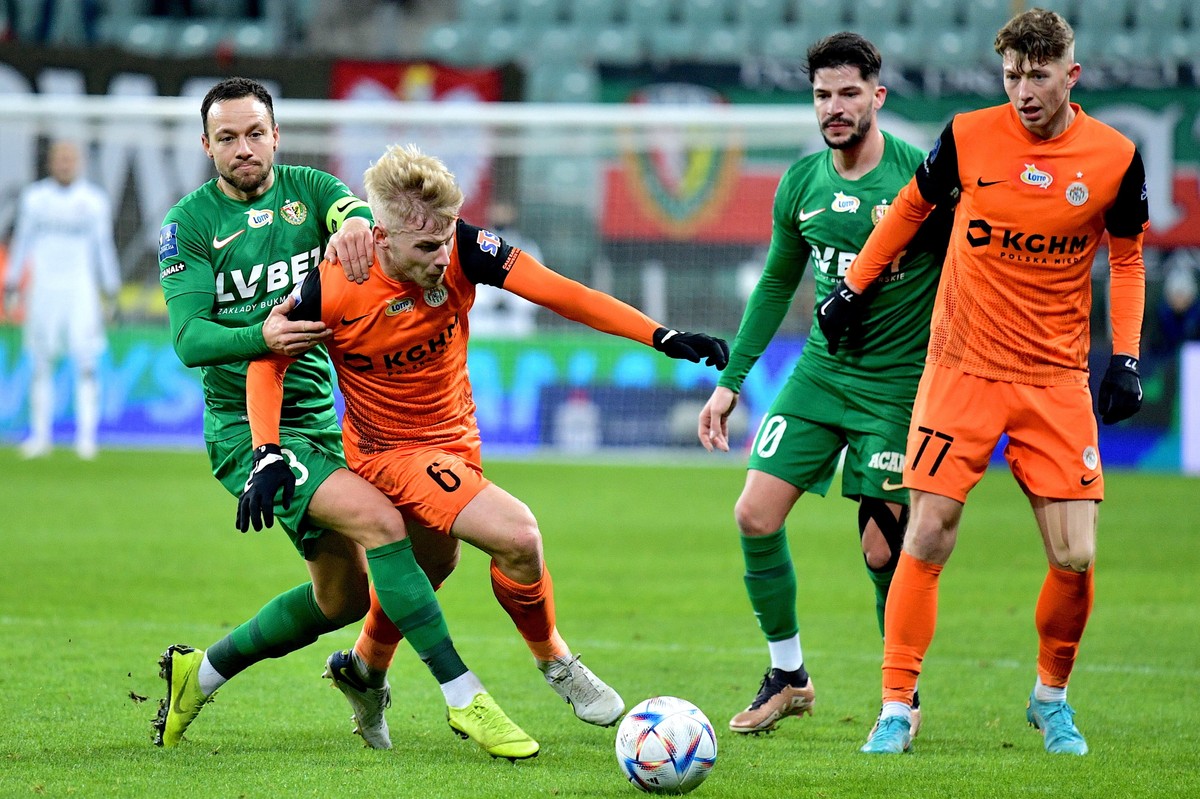 Zawodnicy Śląska Wrocław Patrick Olsen (L) i Caye Quintana (2P) oraz Tomasz Makowski (2L) i Mateusz Bartolewski (P) z KGHM Zagłębia Lubin