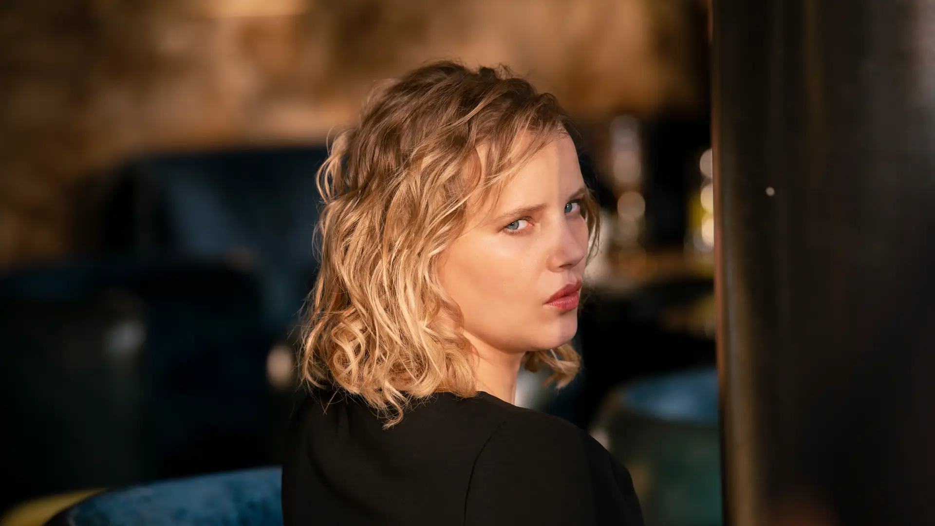 Współczesny Paryż, muzyka i śpiewająca Joanna Kulig. "The Eddy" już na Netfliksie