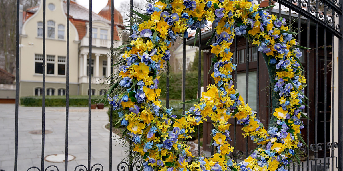 Kwietna pacyfa w kolorach narodowych Ukrainy zdobi bramę willi na Jaśkowej Dolinie w Gdańsku. 