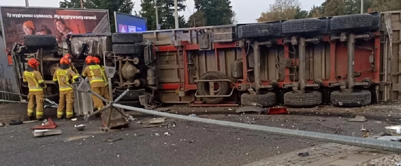 20 ton zboża zasypało rondo w Ostrołęce