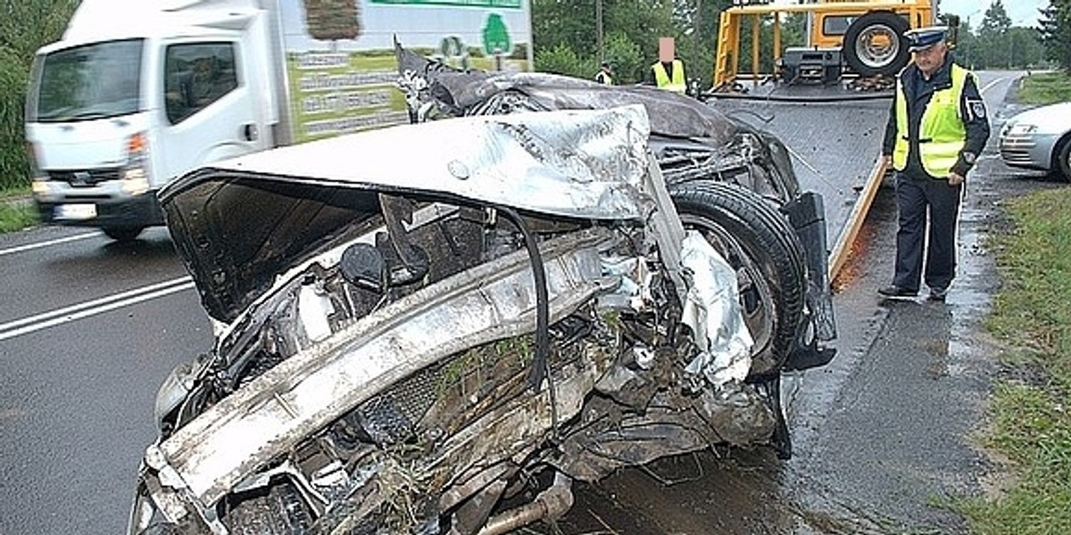 Wypadek i pożar samochodu Saab