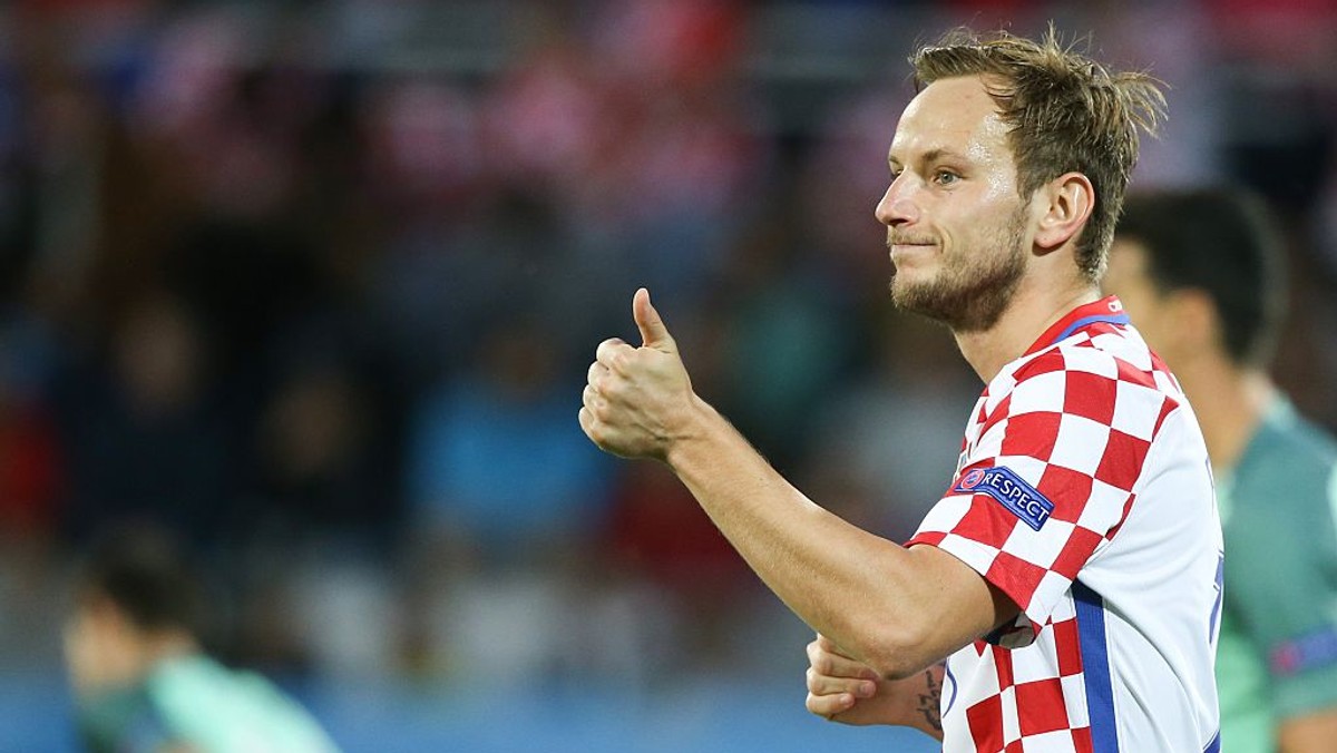 Ivan Rakitić nareszcie może cieszyć się spokojnymi wakacjami. Po tym, jak chuligani przerwali jego wypoczynek na chorwackiej wyspie Ugljan, zawodnik zespołu FC Barcelona przeniósł się do Grecji, gdzie spędza romantyczne chwile ze swoją ukochaną.