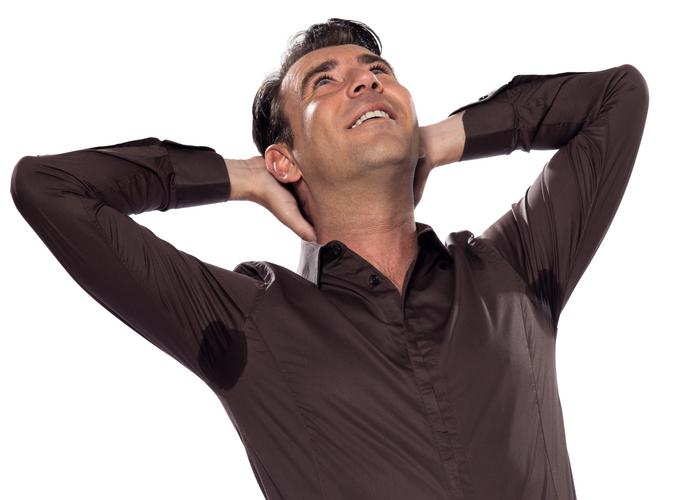 Nawet jeśli plamy pod pachami Twojego partnera spędzają Ci sen z powiek, nie kupuj mu środka blokującego wydzielanie potu