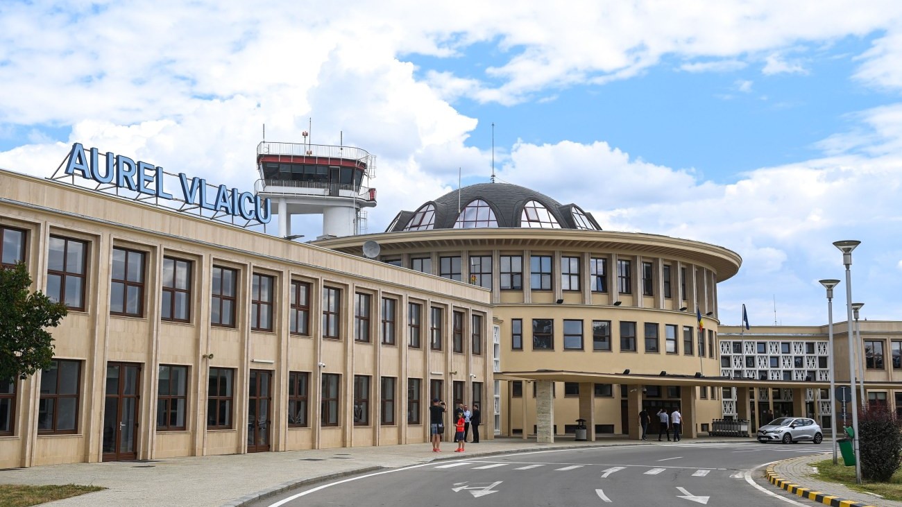 Persoanele cu mobilitate redusă pot intra fără tichet în parcările aeroporturilor Otopeni și Băneasa. Cum funcționează sistemul