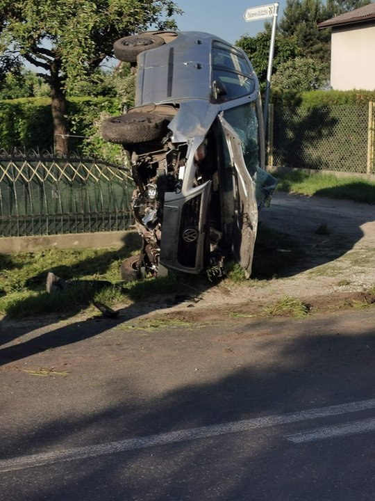 Zasnął za kierownicą samochodu. Obudził się na przydrożnym płocie 