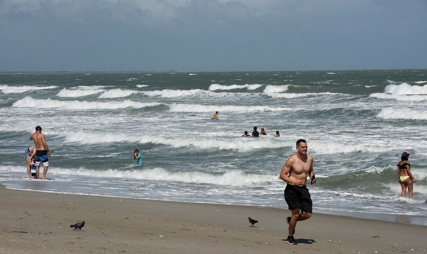 Oluja je već donela talase na obalu Floride
