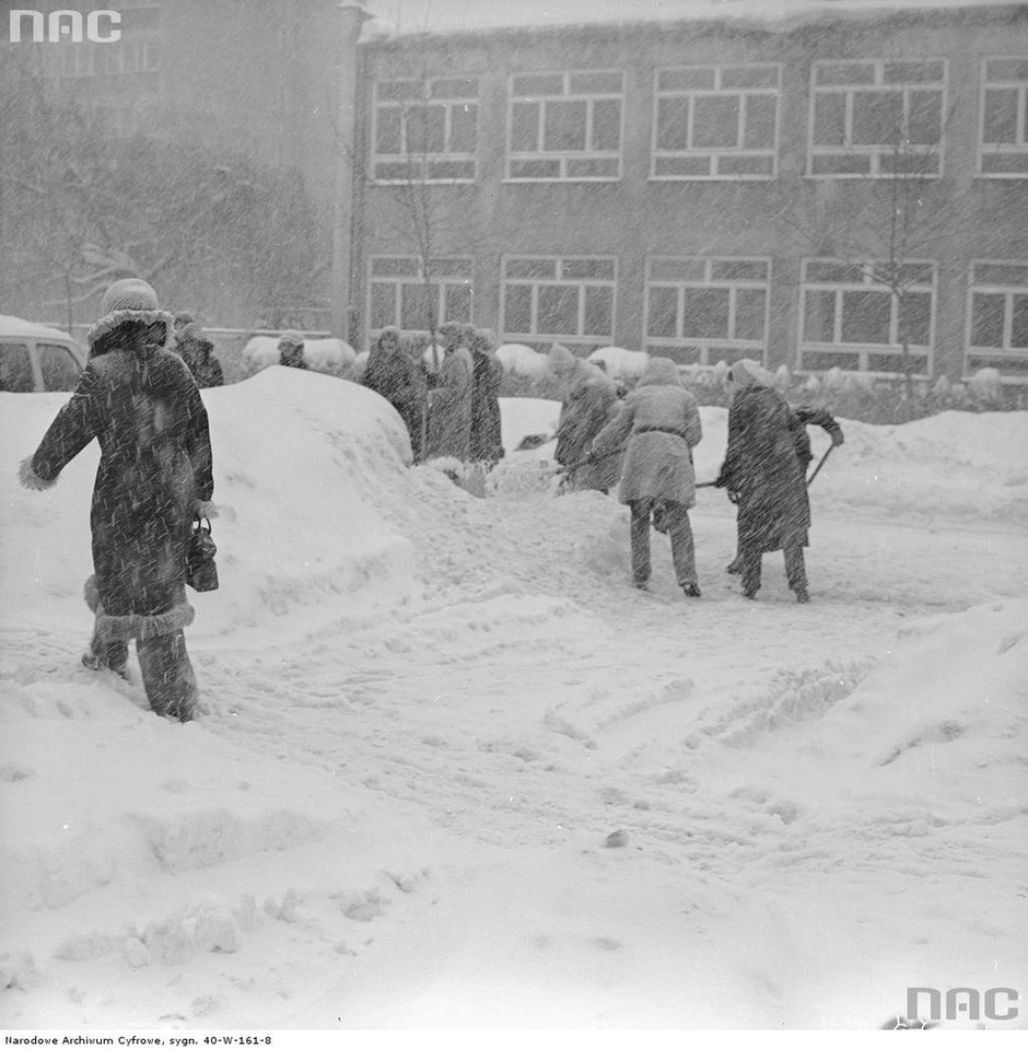 Zima stulecia w Warszawie. Mieszkańcy odśnieżający chodnik, 1979 rok.