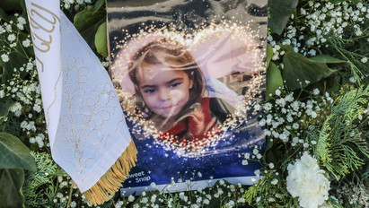 Szívszorító: virágok és képek borítják az óvodai balesetben elhunyt csányi kislány sírját – fotók