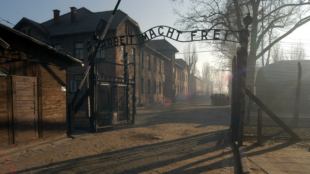 "O chłopcu, który poszedł za tatą do Auschwitz". Historia Gustava i Fritza Kleinmannów