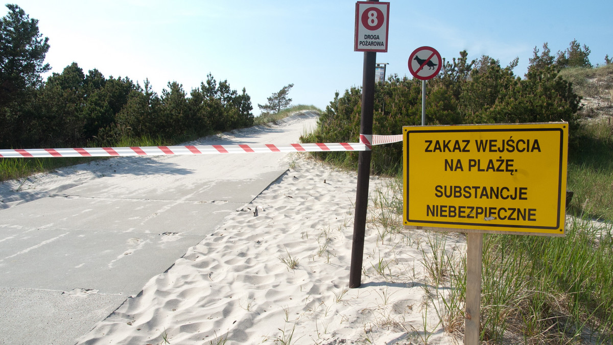 Strażacy usunęli z plaży nad Bałtykiem w Czołpinie (Pomorskie), na terenie Słowińskiego Parku Narodowego, toksyczną substancję niewidomego pochodzenia - poinformował w środę PAP starszy kapitan Zbigniew Stromski z Komendy Miejskiej PSP w Słupsku.