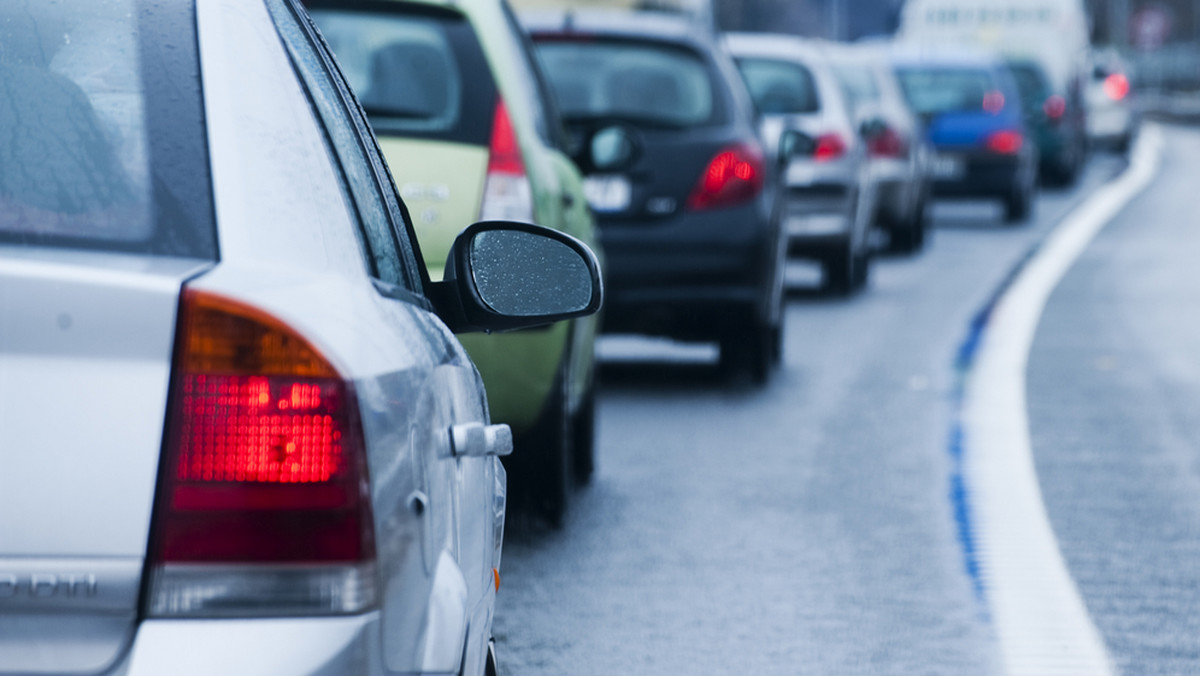 Pas ruchu na jezdni autostrady A4 w kierunku Katowic, pomiędzy węzłami Brzęczkowice i Mysłowice, pozostanie zamknięty do odwołania na odcinku ok. 1 km. Ruch będzie odbywał się tam tylko jednym pasem, z ograniczeniem prędkości do 80 km na godzinę.