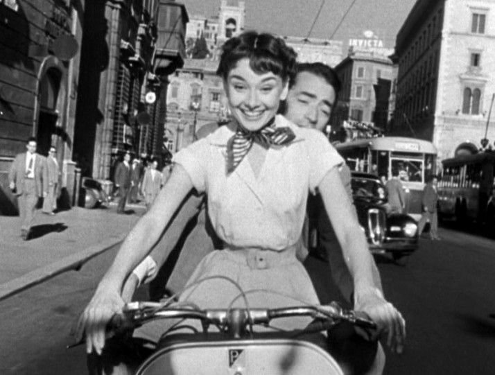 Audrey Hepburn i Gregory Peck w filmie „Rzymskie wakacje” (domena publiczna)