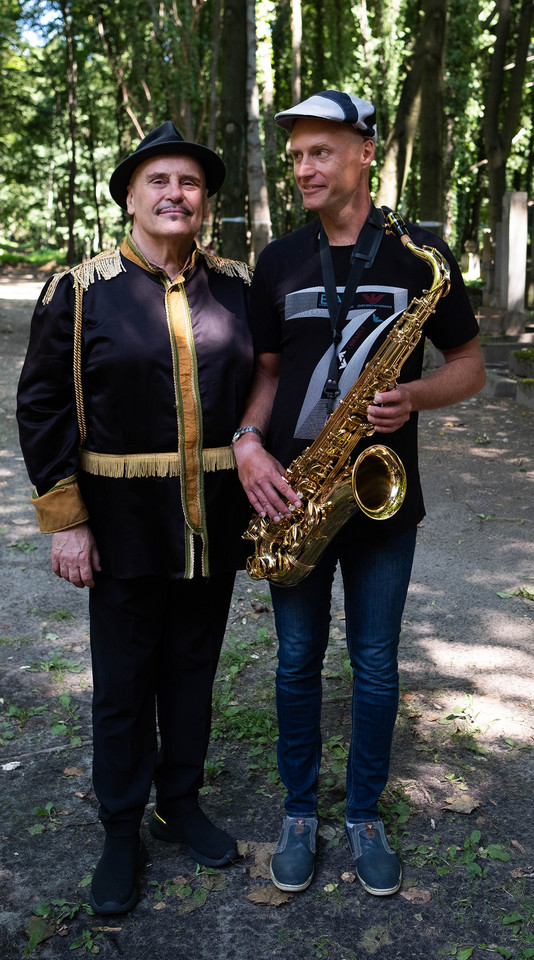 Marian Lichtman i Krzysztof Krawczyk junior pozują na planie teledysku