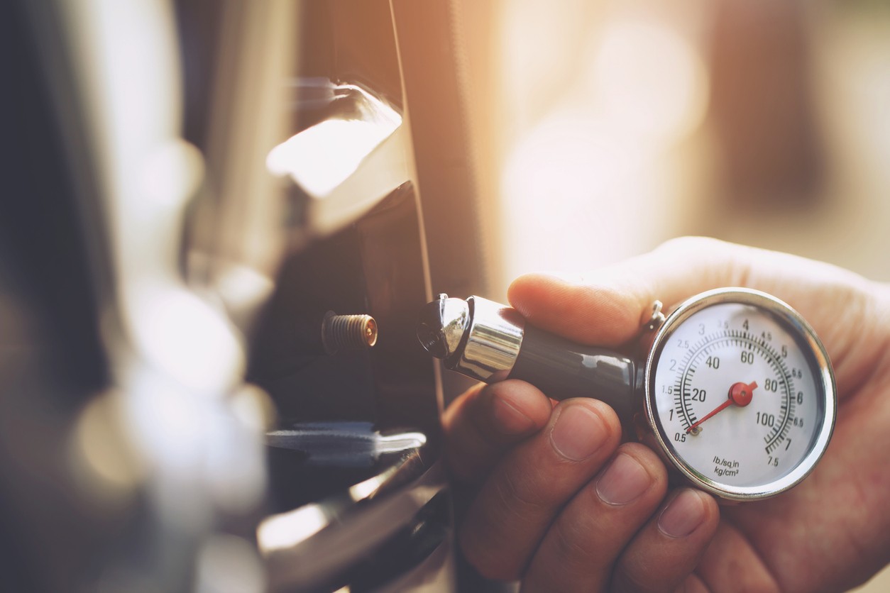 Správny tlak v pneumatikách zvyšuje bezpečnosť aj pohodlie v jazde. 