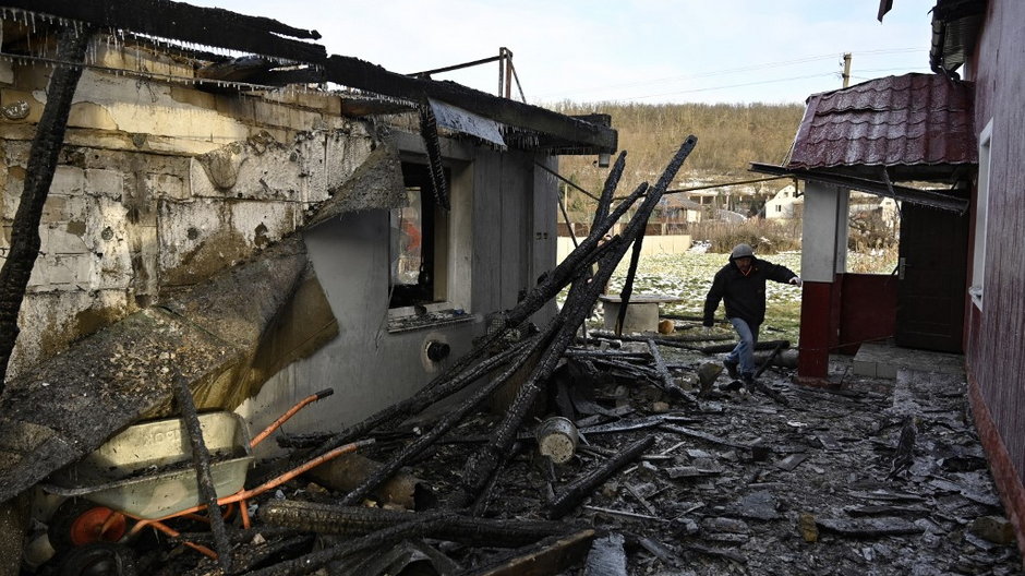 Zniszczenia po rosyjskich ostrzałach nieopodal Kijowa 