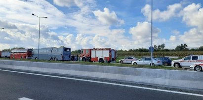 Wypadek autobusu z dziećmi na A4. W pojazd wjechała ciężarówka. Wiele osób odniosło obrażenia