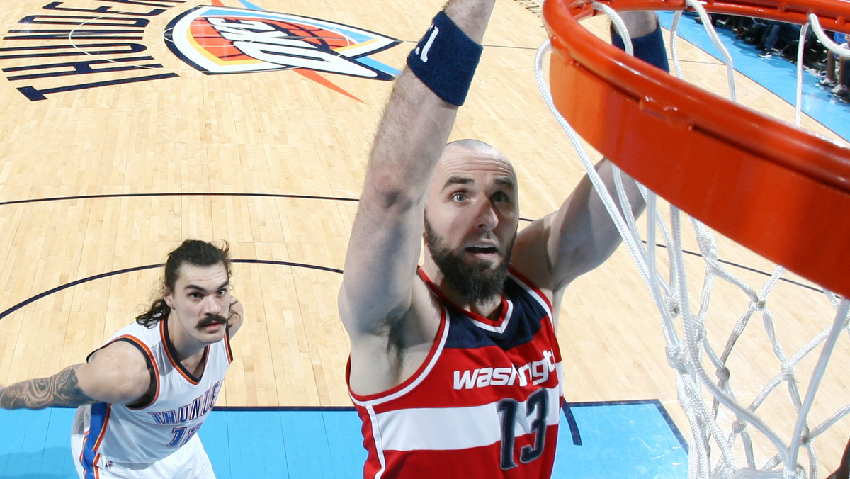 Washington Wizards przegrali z Oklahoma City Thunder 98:114, a Marcin Gortat rzucił dla przegranej ekipy 17 punktów. Poczynaniami koszykarzy ze stolicy USA nie dyrygował główny trener Randy Wittman, lecz jego asystent Don Newman.