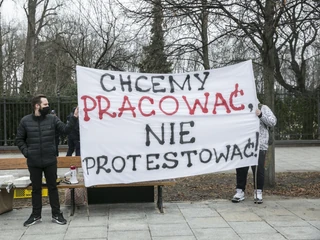 Lockdown w czasie popularnej wśród Polaków majówki spowoduje, że hotele i restauracje nie odrobią strat z poprzednich miesięcy. Na zdjęciu marcowy protest hotelarzy z Warmii i Mazur z powodu zamknięcia branży z powodu fali zachorowań na COVID-19.