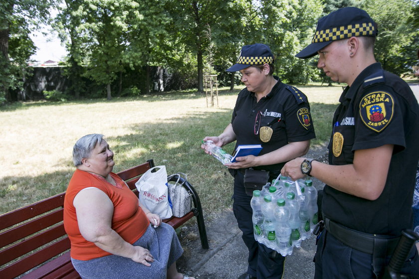 Strażnicy z Zabrza rozdają ludziom wodę