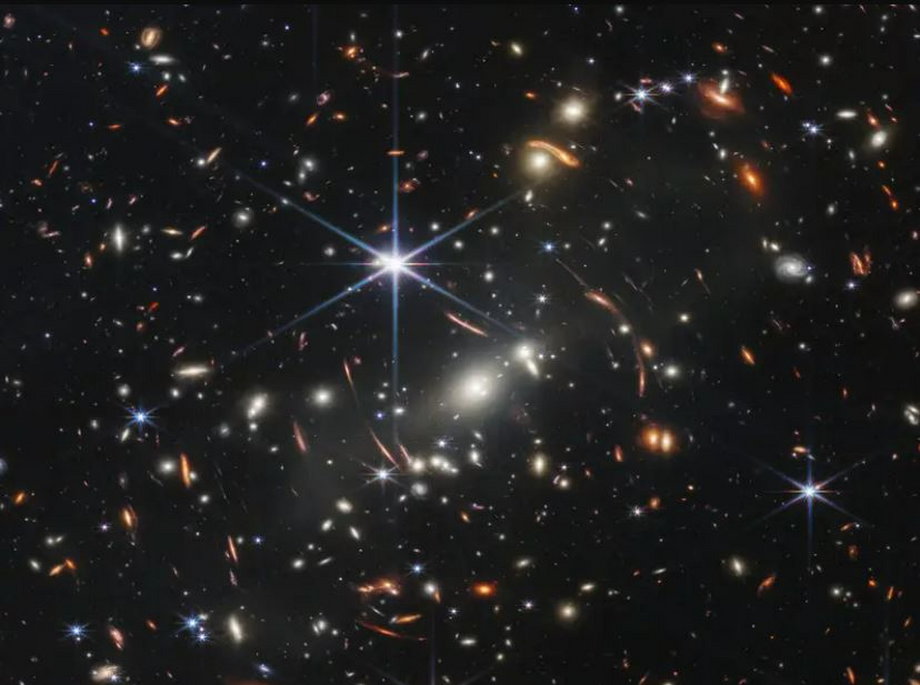 Pierwsze zdjęcie w głębokiej podczerwieni wykonane przez teleskop James Webb Space Telescope pokazuje niezliczone galaktyki na zaledwie skrawku nieba. 