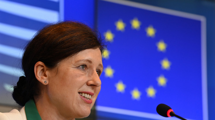 Vera Jourová cseh uniós biztos a tanácsülést követő sajtótjékoztatón / EPA/JOHN THYS / POOL