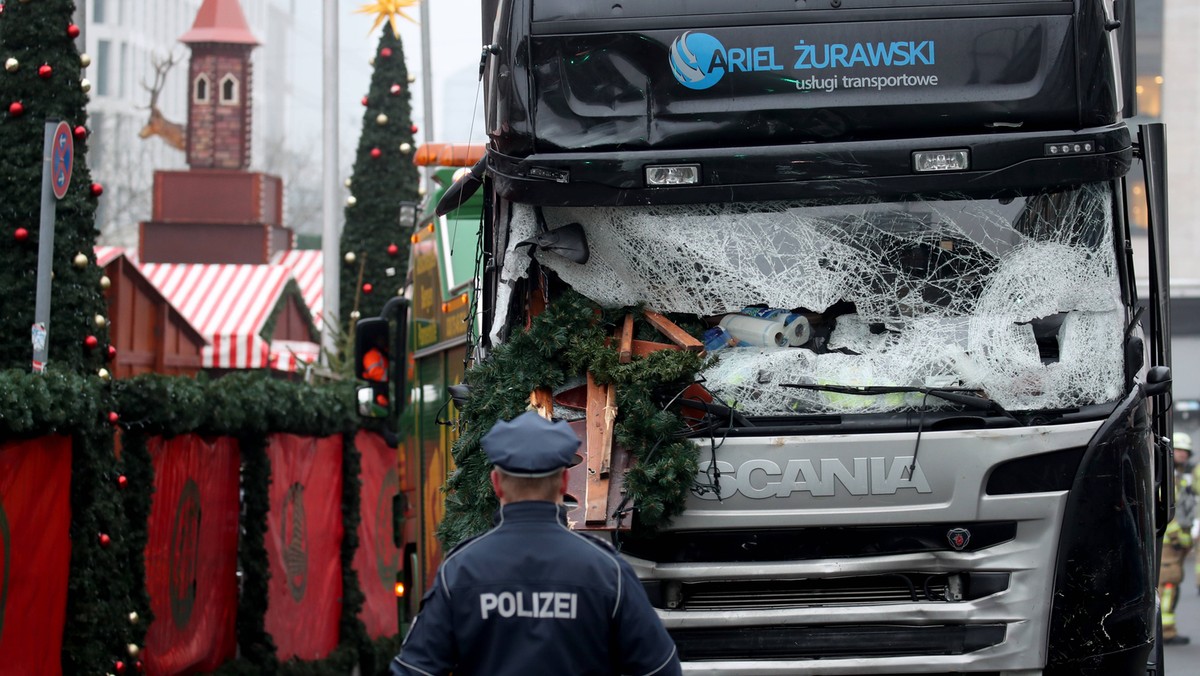 Ariel Żurawski zdołał odzyskać ciężarówkę, która brała udział w grudniowym zamachu w Berlinie. Śledczy udostępnili mu ją jednak tylko na kilka godzin - by mógł dostarczyć towar zamówiony przez jedną z berlińskich firm. Czas, w którym pojazd stał na policyjnym parkingu, nie wpłynął dobrze na kondycję ładunku: na metalowych konstrukcjach pojawiła się rdza, a w protokole odbioru wpisano uszkodzenia. Ewentualne odszkodowanie może poważnie zaszkodzić firmie.