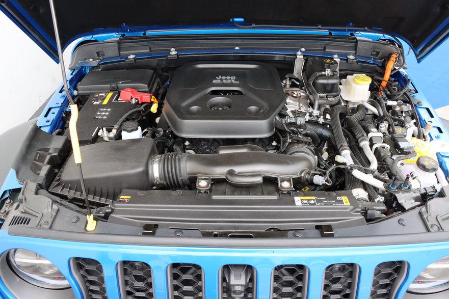 Jeep Wrangler Unlimited w wersji hybrydowej plug-in wyposażony jest w doładowanego benzyniaka i dwa silniki elektryczne.