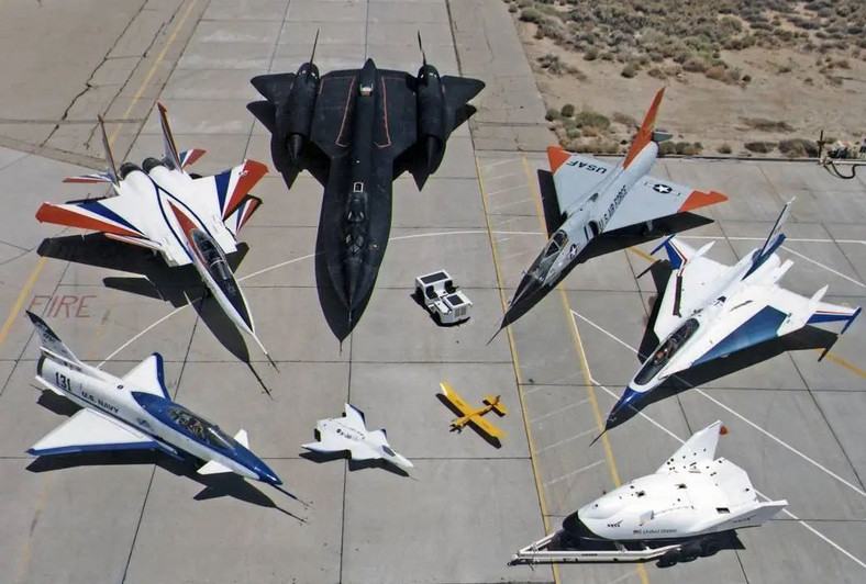 Myśliwiec F-16XL w towarzystwie innych samolotów NASA