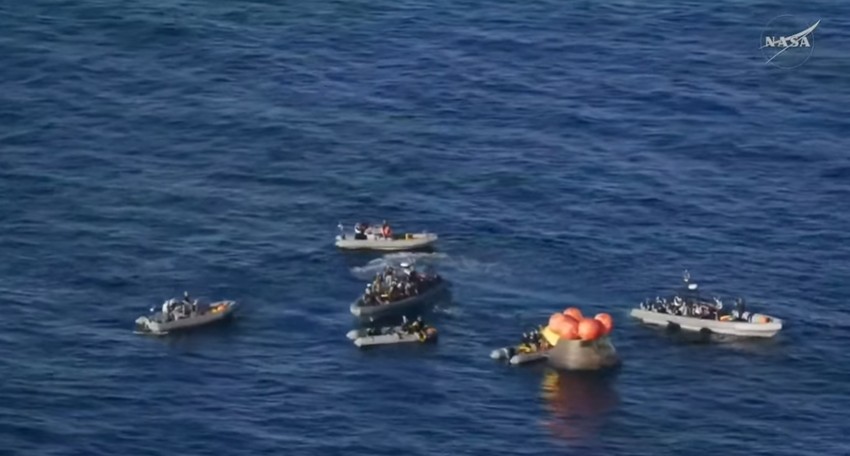 Čamci za spasavanje prilaze članovima tima  "Artemis II"