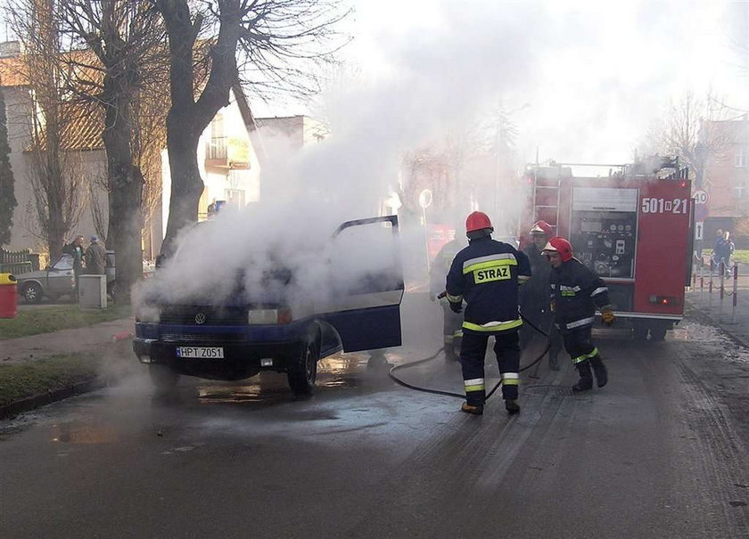 Spłonął radiowóz, a policjanci uciekli